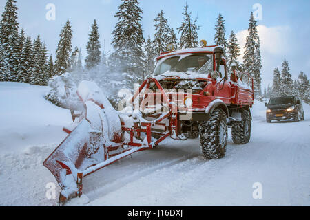 Große alte Schneepflug clearing-Straße nach Schneesturm in Rumänien Stockfoto