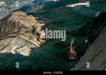 Berühmte Aiguille du Midi Seilbahn zwischen Licht und Schatten Stockfoto