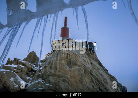 Aiguille du Midi Nadel im Winter mit Eiszapfen im Vordergrund Stockfoto