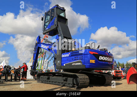 HYVINKAA, Finnland – 11. September 2015: Doosan DX255LC hydraulische Kettenbagger löschen Oy auf dem Display an MAXPO 2015. Stockfoto