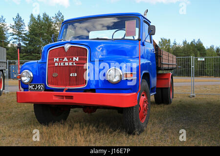 HYVINKAA, Finnland – 11. September 2015: Nostalgische blaue und rote Mann 415 L1A 4 x 4 LKW Jahr 1961 auf dem Display auf MAXPO 2015. Stockfoto