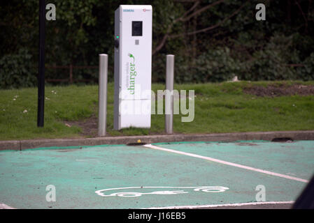 Elektro-Auto-Ladegerät-Punkt mit Symbolen und Zeichen Siemens Elektroauto Ladegerät Glasgow Stockfoto