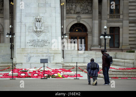 Hobby-Fotografen vor Krieg-Denkmal-Kenotaph in George square Glasgow Stockfoto