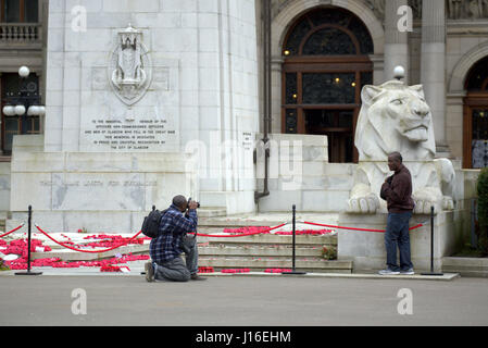 Hobby-Fotografen vor Krieg-Denkmal-Kenotaph in George square Glasgow Stockfoto