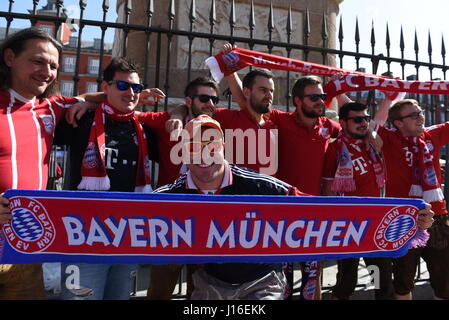 Madrid, Spanien. 18. April 2017. Fast 4.200 Bayern Fans Reisen nach Madrid, um die UEFA Champions League Viertelfinal-Match zwischen Real Madrid (Spanien) und Bayern München (Deutschland) zu sehen. Fans versammeln sich im Plaza Mayor und Puerta Sol im Zentrum von Madrid. (Foto von: Jorge Sanz/Pacific Press) Stockfoto