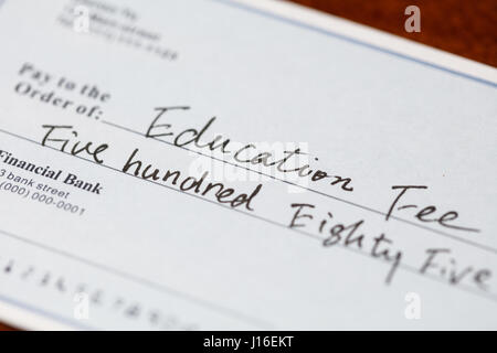 Gefälschten Scheck, Scheck für Bildung Gebühr, Finanzkonzept. Stockfoto