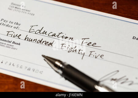 Gefälschten Scheck, Scheck für Bildung Gebühr, Finanzkonzept. Stockfoto