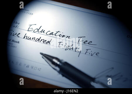 Gefälschten Scheck, Scheck für Bildung Gebühr, Finanzkonzept. Stockfoto