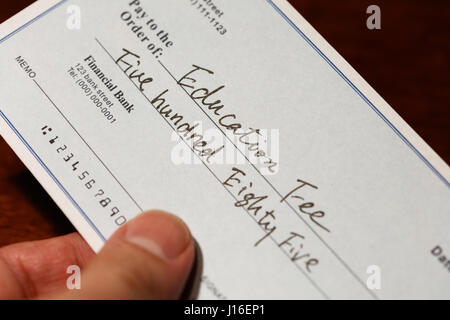 Gefälschten Scheck, Scheck für Bildung Gebühr, Finanzkonzept. Stockfoto