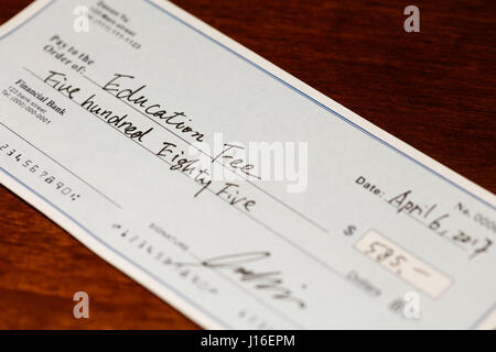 Gefälschten Scheck, Scheck für Bildung Gebühr, Finanzkonzept. Stockfoto