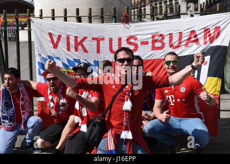 Madrid, Spanien. 18. April 2017. Fast 4.200 Bayern Fans Reisen nach Madrid, um die UEFA Champions League Viertelfinal-Match zwischen Real Madrid (Spanien) und Bayern München (Deutschland) zu sehen. Fans versammeln sich im Plaza Mayor und Puerta Sol im Zentrum von Madrid. (Foto von: Jorge Sanz/Pacific Press) Stockfoto