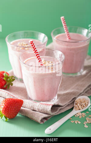 gesunde Erdbeer Hafer Smoothie in Glas Stockfoto