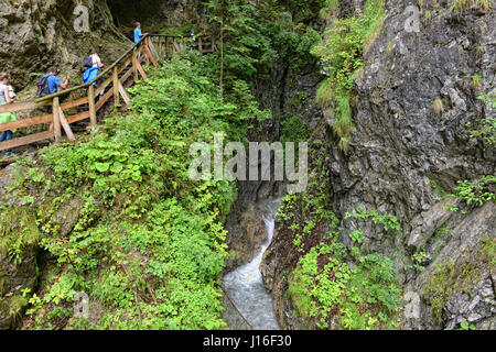 Stans, Tirol / Österreich 25. Juli 2016: Menschen eine Wanderung durch die Wolfsklamm Schlucht Canyon in der Nähe von Stans in Tirol Österreich. Karwendel Mountainbike Alpen. Stockfoto