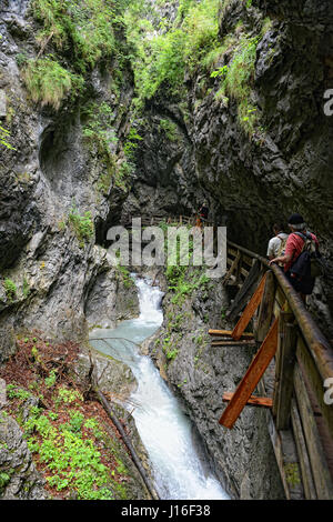 Stans, Tirol / Österreich 25. Juli 2016: Menschen eine Wanderung durch die Wolfsklamm Schlucht Canyon in der Nähe von Stans in Tirol Österreich. Karwendel Mountainbike Alpen. Stockfoto