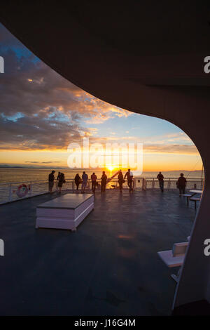 Silhouette Passagiere den Sonnenuntergang vom Deck eines Britisch-Kolumbien Fähre Schiff Stockfoto