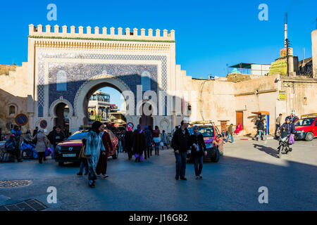 Bab Bou Jeloud Tor, blaues Tor, in Medina von Fes el Bali. Fes, Marokko, Nordafrika Stockfoto