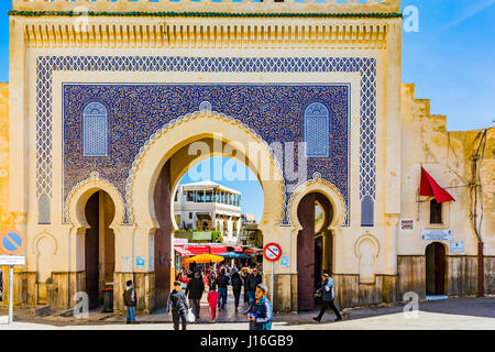 Bab Bou Jeloud Tor, blaues Tor, in Medina von Fes el Bali. Fes, Marokko, Nordafrika Stockfoto