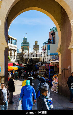 Bab Bou Jeloud Tor, blaues Tor, in Medina von Fes el Bali. Fes, Marokko, Nordafrika Stockfoto