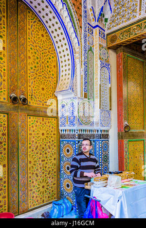 Verkäufer auf der Außenseite des Zaouiia de Moulay Idriss II. Fes, Marokko, Nordafrika Stockfoto