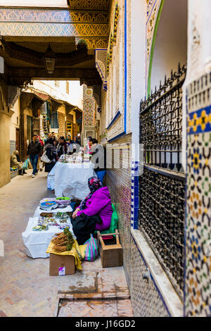 Verkäufer auf der Außenseite des Zaouiia de Moulay Idriss II. Fes, Marokko, Nordafrika Stockfoto