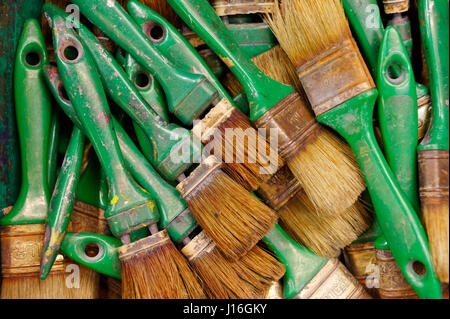 Hintergründe und Texturen: große Gruppe von gebrauchten grünen Pinsel, alt, rostig und schmutzig Stockfoto