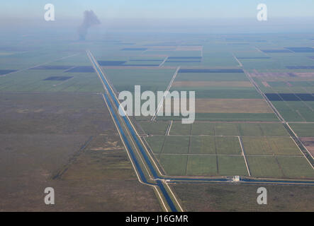 Luftaufnahme der Zuckerrohrfelder, Ackerland und Drainage-Kanäle im Agrarbereich Everglades, Florida Stockfoto