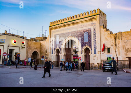 Bab Bou Jeloud Tor, blaues Tor, in Medina von Fes el Bali. Fes, Marokko, Nordafrika Stockfoto