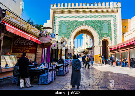 Das Tor Bab Bou Jeloud, blaues Tor, ist grün, die Farbe des Islam, an der inneren Fassade der Medina. Fes, Marokko, Nordafrika Stockfoto