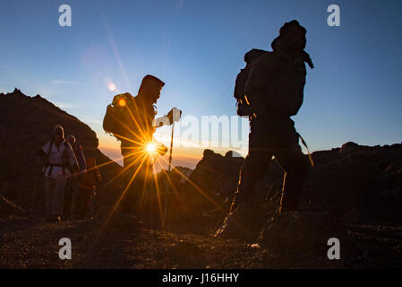 Silhouette der Kletterer bei Sonnenaufgang in der Nähe von Stella Point auf den Kilimanjaro, Tansania Stockfoto