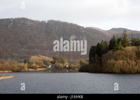 Die Insel und Herrn Walla Crag betrachtet von Mönchs Crag Derwent Wasser Keswick Lake District National Park Cumbria England Stockfoto