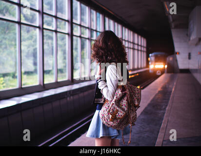 Mädchen warten u-Bahn in Moskau Stockfoto