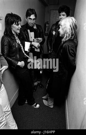 Joan Jett von The Runaways mit Chris Stein, Clem Burke und Debbie Harry von Blondie backstage bei der Turm-Theater in Philadelphia, PA bei einem Auftritt mit The Runaways, The Jam und The Ramones. 18. März 1978. © mpi09 / MediaPunch Stockfoto