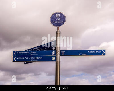 Touristische Hinweisschilder mit direktionalen Zeigern, Hull, UK. Stockfoto