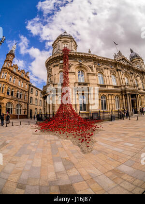 Mohn: WEINEND Fenster durch PAUL CUMMINS Künstler und TOM PIPER DESIGNER bei Hull Maritime Museum, Großbritannien. Stockfoto