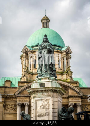 35 Fuß Statue der Königin Victoria, entworfen von dem Architekten J S Gibson und dem Bildhauer H C Fehr. Queen Victoria Square, Hull. VEREINIGTES KÖNIGREICH Stockfoto