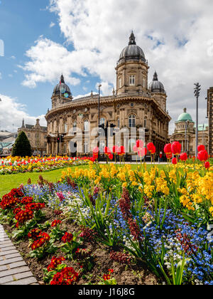 Blumenbeete in Queens Gardens mit Maritime Museum im Hintergrund, Hull, UK. Stockfoto