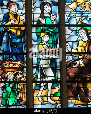 Glasfenster in der Kirche von Tervuren, Belgien, Darstellung der Evangelium-Konto von der Fütterung der Multitude Stockfoto