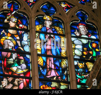 Glasfenster in der Kirche von Tervuren, Belgien, Darstellung der Himmelfahrt der Jungfrau Maria Stockfoto