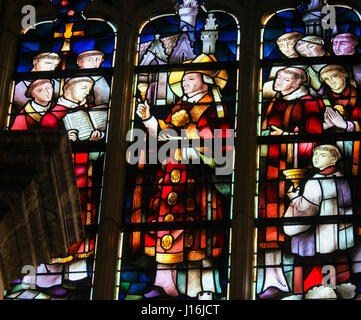 Glasfenster in der Kirche von Tervuren, Belgien, Darstellung von Priestern, die Feier der Heiligen Messe Stockfoto