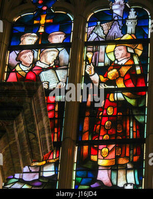 Glasfenster in der Kirche von Tervuren, Belgien, Darstellung von Priestern, die Feier der Heiligen Messe Stockfoto