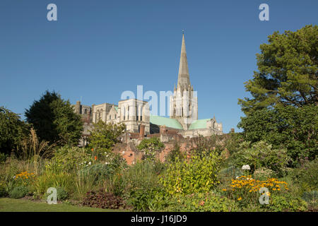 Blick auf den Garten von Chichester Cathedral an einem klaren Sommertag. Stockfoto