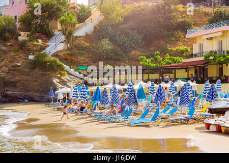 Bali, Griechenland - 30. April 2016: Sandy Evita und Karavostasi Strand im Meer, die Bucht von Bali Resort Dorf. Blick auf Küste, umspült von den Wellen und Sonnenliegen w Stockfoto