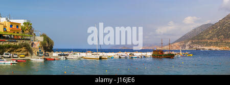 Bali, Griechenland - 30. April 2016: Hafen mit Schiffen, Booten und Leuchtturm. Blick auf das Meer an der Bucht. Bali ist Ferien-Destination-Resort, mit einsamen Stockfoto