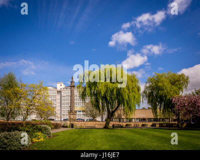 Queen es Gardens, Hull College Gebäude und William Wilberforce Denkmal, Hull, UK. Stockfoto