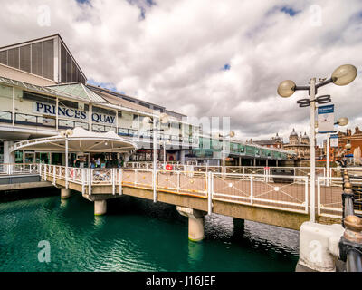 Des Prinzen Quay Einkaufszentrum auf Stelzen über dem blau gefärbten Wasser des Prinzen Dock, Hull, UK. Stockfoto