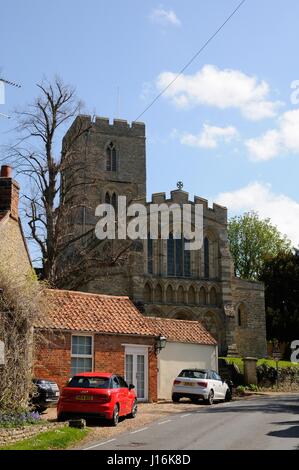 Str. Marys Kirche, Felmersham, Bedfordshire, steht hoch über der Straße mit Blick auf den Fluss Ouse. Stockfoto