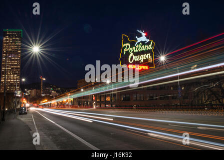 Autos auf einer belebten Straße In der Innenstadt von Portland, Oregon, Usa Stockfoto