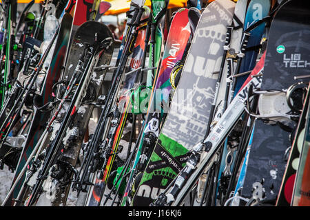 Ski, Snowboard und Stöcke auf ein Rack, Whistler, Kanada Stockfoto