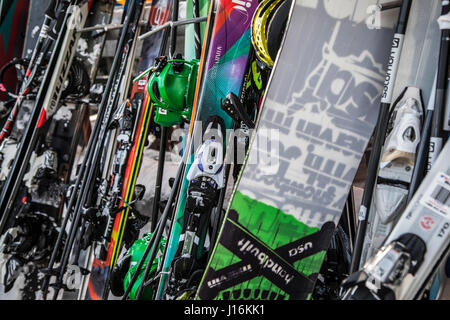 Ski, Snowboard und Stöcke auf ein Rack, Whistler, Kanada Stockfoto