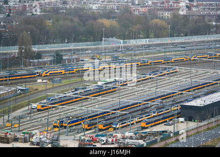 Luftbild auf Gleise und Züge am Bahnhof von den Haag, Niederlande. Stockfoto